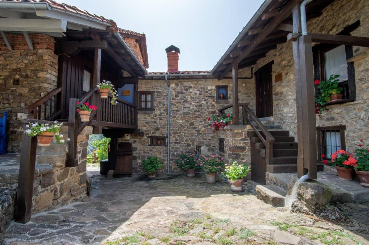 Viviendas El Barrio Cabezón de Liébana Exteriör bild
